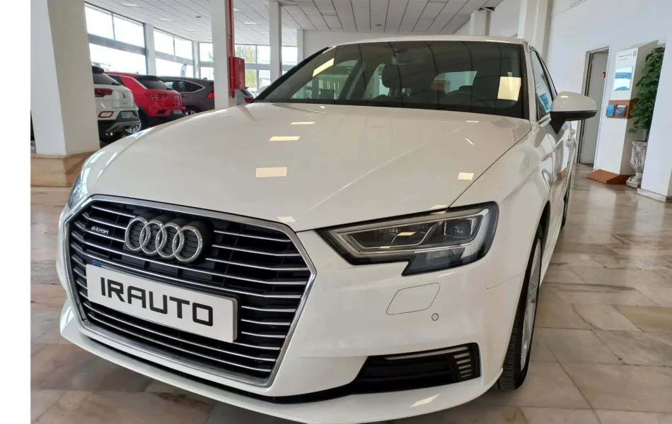 AUDI A3 blanco e tron S tronic ( frontal)