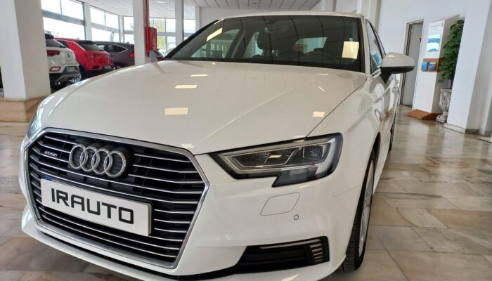 Frontal de AUDI A3 de color blanco
